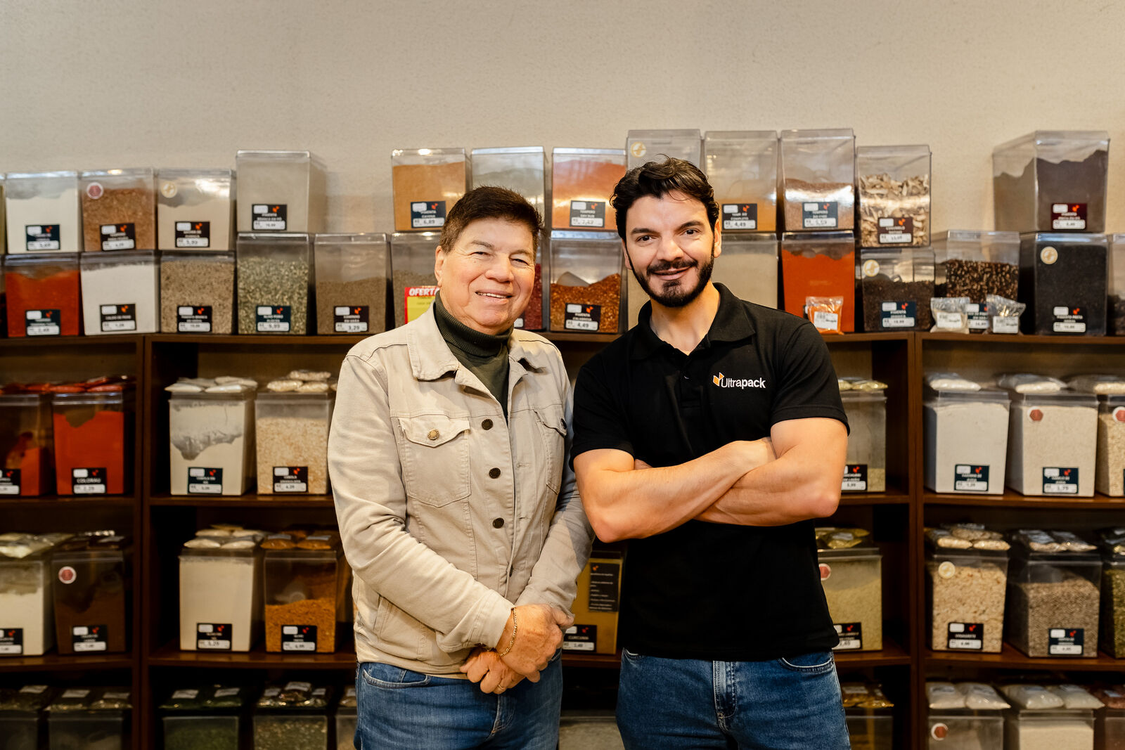 Carlos e seu pai no setor de produtos a granel