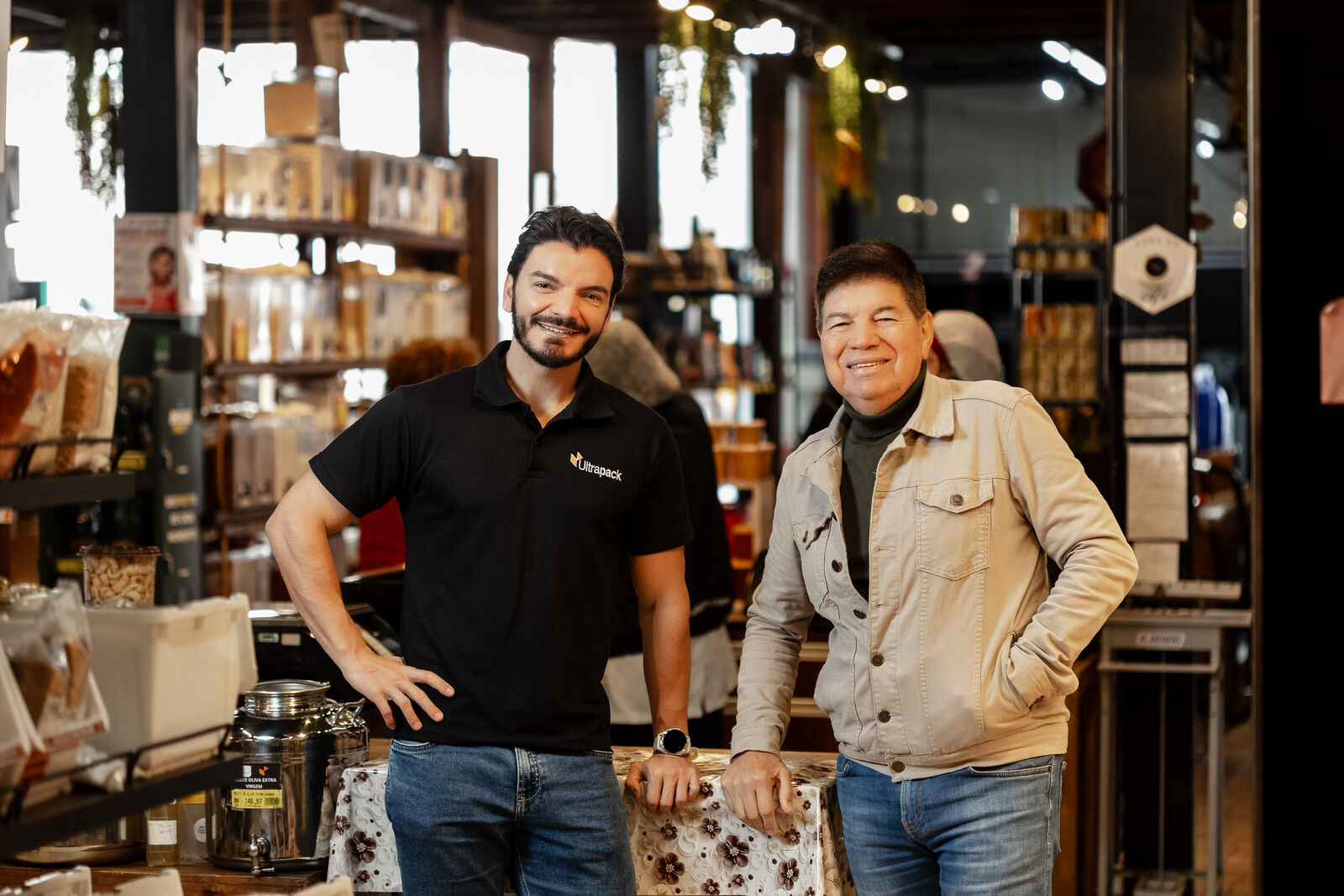Carlos e seu pai no balcão da loja