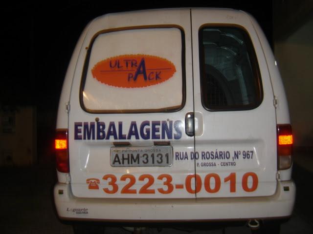 Traseira do carro de entregas com telefone 3223-0010