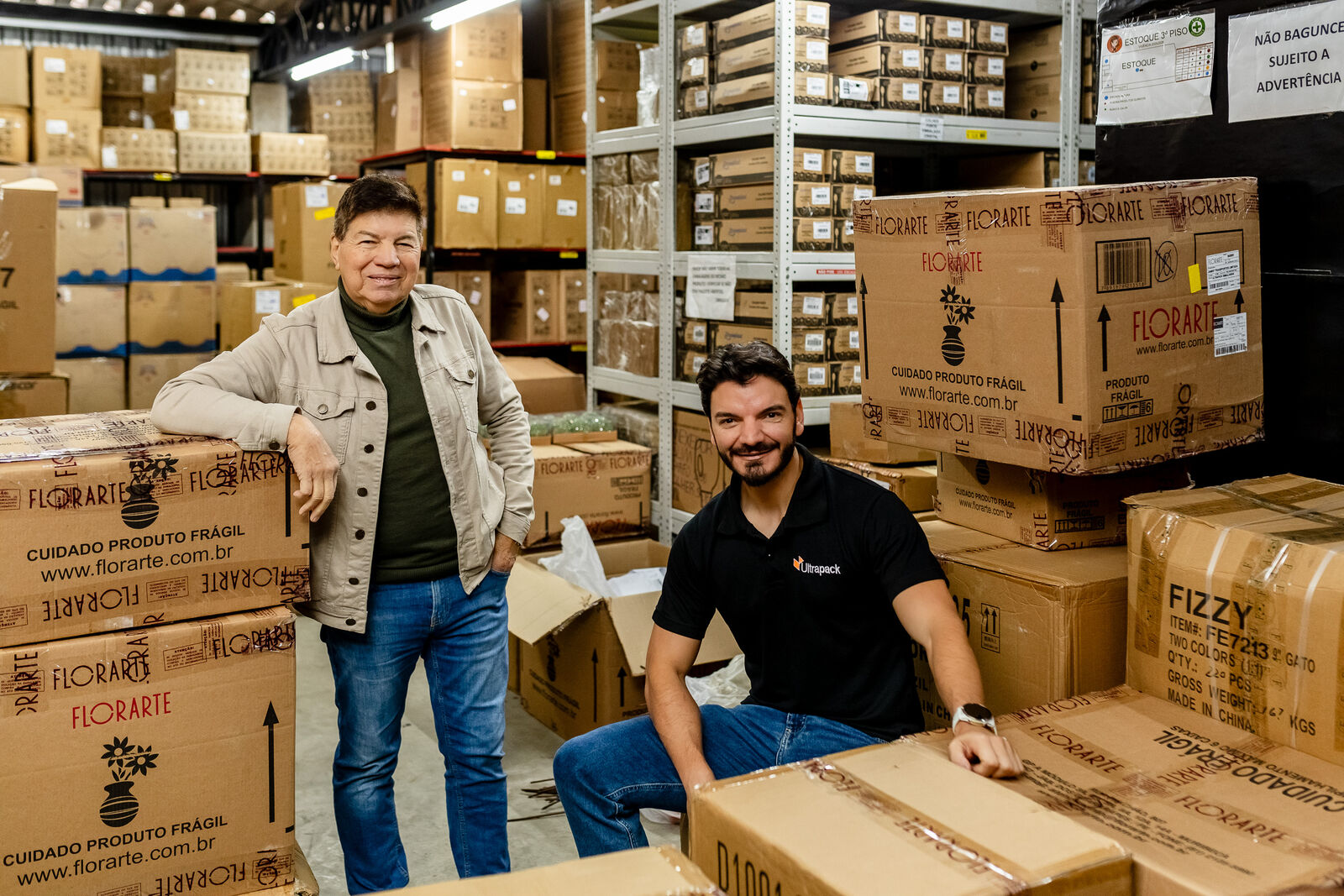 Carlos e seu pai conferindo mercadorias recebidas