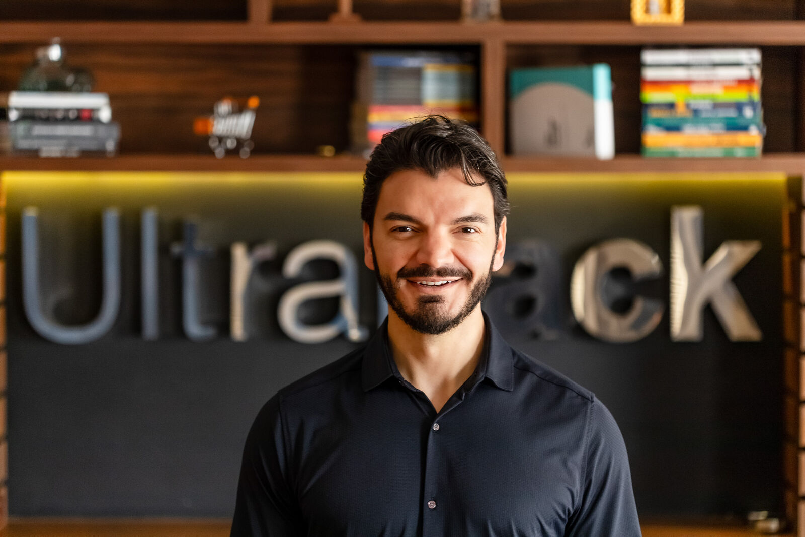 Carlos diante do logo da Ultrapack