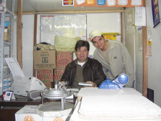 Carlos e o pai no balcão da primeira loja