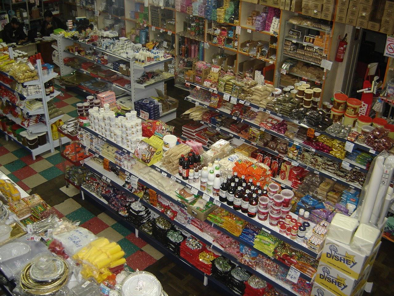 Corredores cheios de produtos, a loja crescendo
